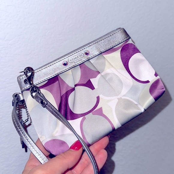 DIVORCE CLEARANCE-TAKING OFFERS Beautiful Coach Wristlet - Picture 7 of 8